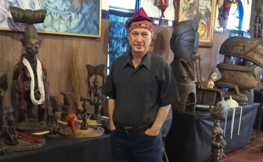Baba toloji e suas peças de Ogun ao lado.Instituto Baba Toloji 2